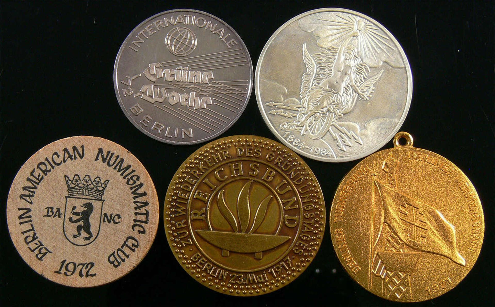 2 Silbermedaillen 999er / 1000er Silber, sowie 3 andere Medaillen Thema BerlinMindestpreis: 5 EUR