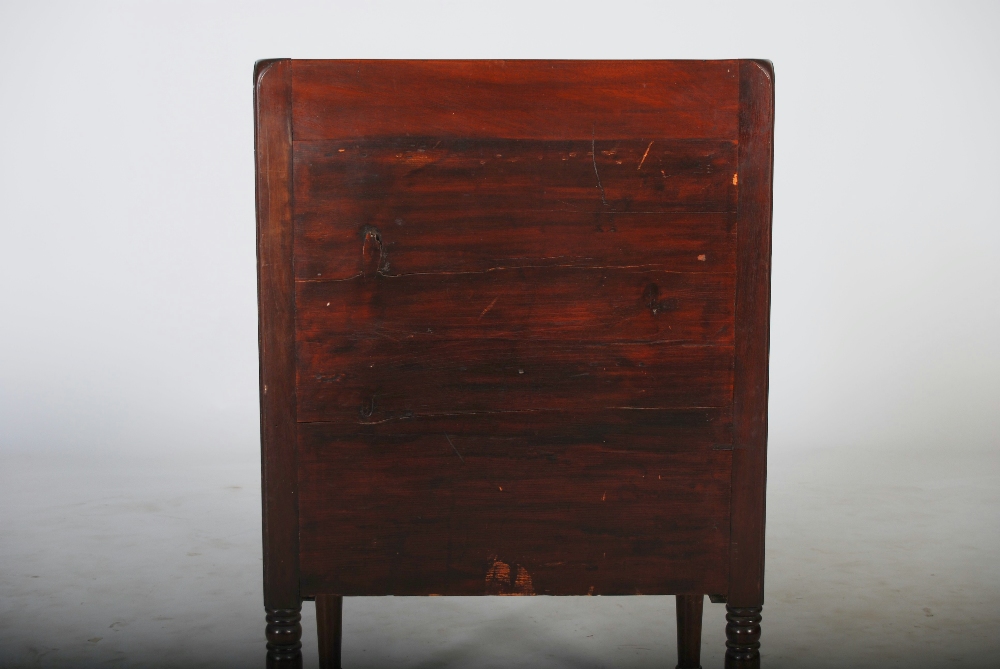 A 19th century mahogany and boxwood lined tray top commode, the pierced three quarter gallery - Image 3 of 4