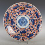 A Japanese Imari charger, late 19th/ early 20th century, decorated with a central blue and white