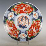A Japanese Imari dish, late 19th/ early 20th century, decorated with a central roundel of long