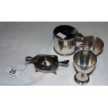 2 silver egg cups and 2 silver mustard pots with glass insert