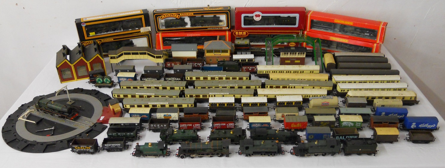 Large collection of model railway carriages, locomotives and railway architecture to include Hornby - Image 2 of 12