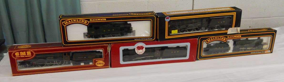 Large collection of model railway carriages, locomotives and railway architecture to include Hornby - Image 4 of 12