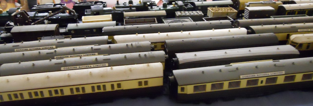 Large collection of model railway carriages, locomotives and railway architecture to include Hornby - Image 7 of 12