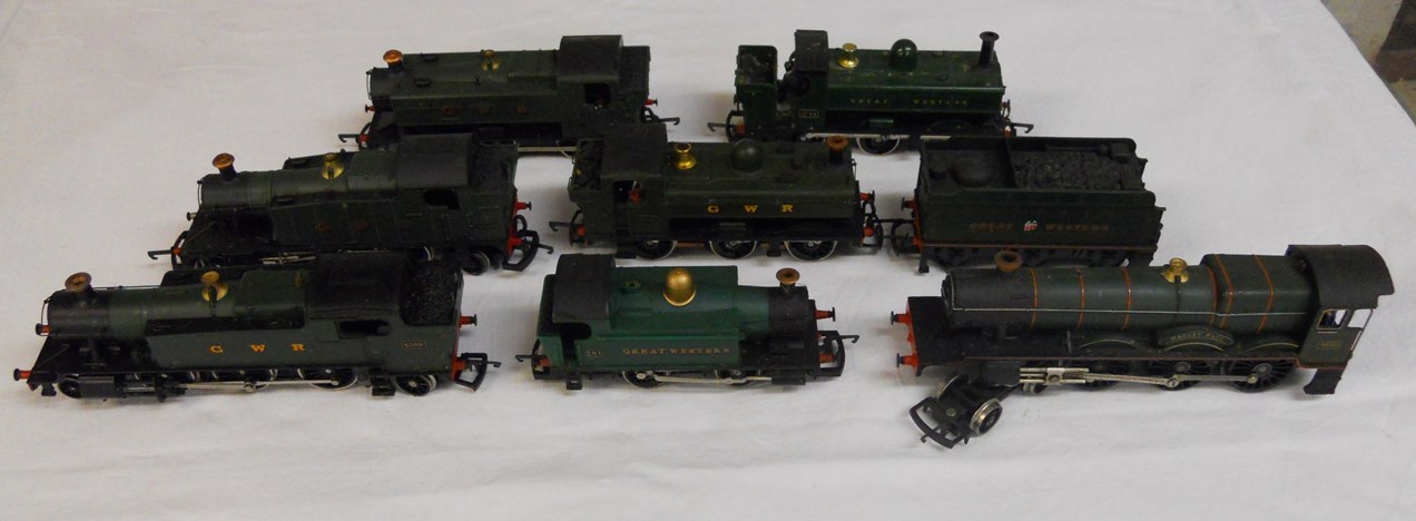 Large collection of model railway carriages, locomotives and railway architecture to include Hornby - Image 10 of 12