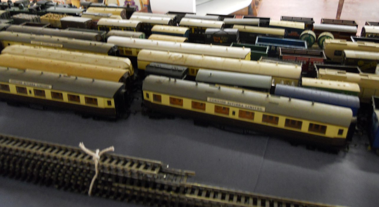 Large collection of model railway carriages, locomotives and railway architecture to include Hornby - Image 8 of 12