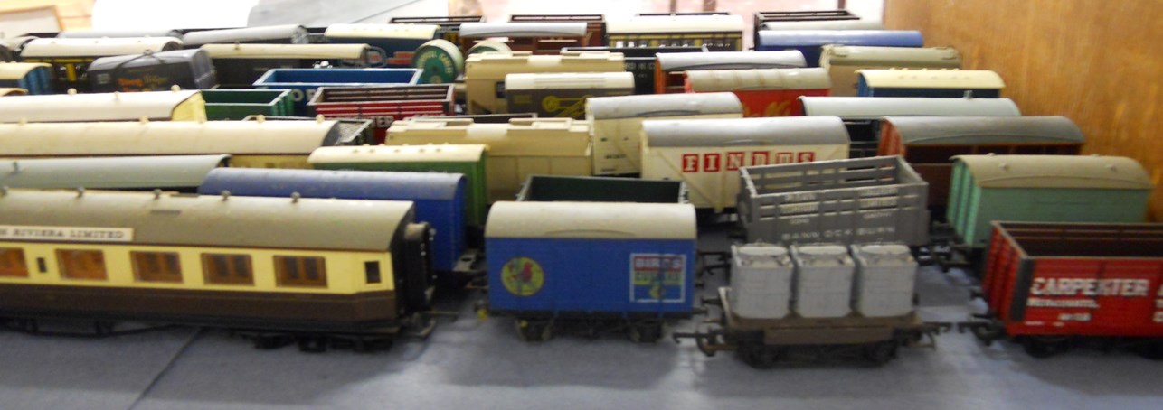 Large collection of model railway carriages, locomotives and railway architecture to include Hornby - Image 9 of 12