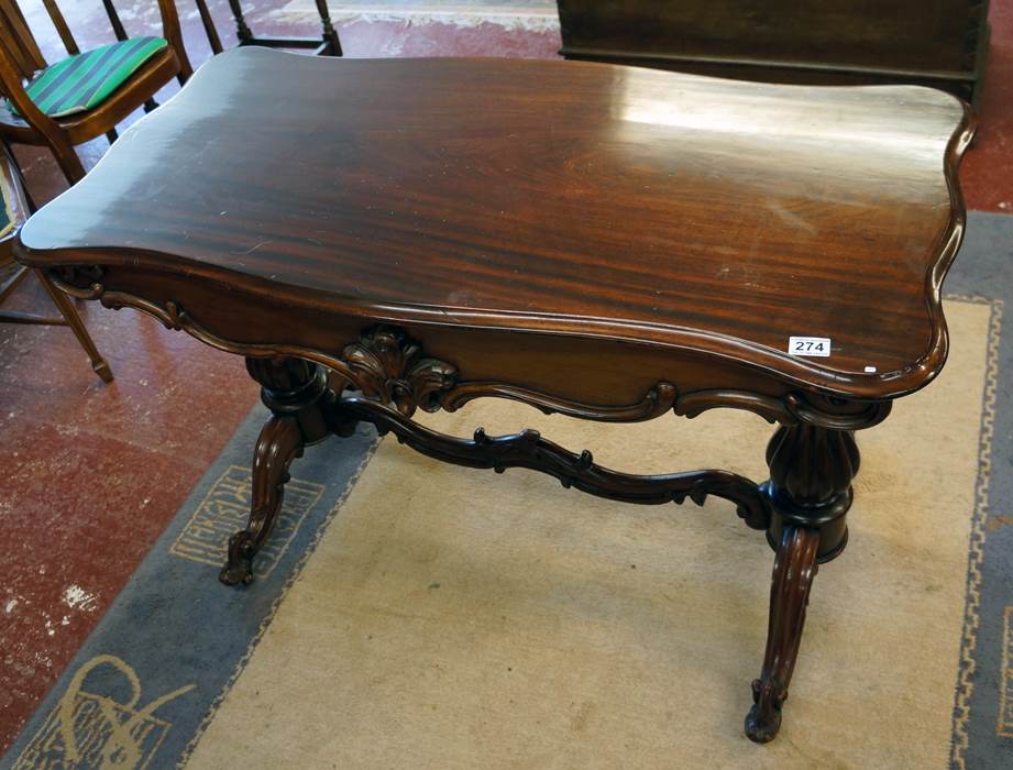 Fine 19C mahogany centre table