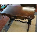 Fine 19C mahogany centre table