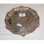 Small silver salver on legs - approx 322g