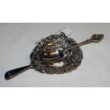 Pierced silver bon-bon dish with 2 silver teaspoons