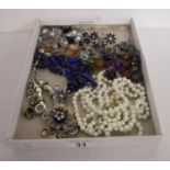 Tray of costume jewellery