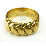 An 18 ct gold rope twist ring, total wei