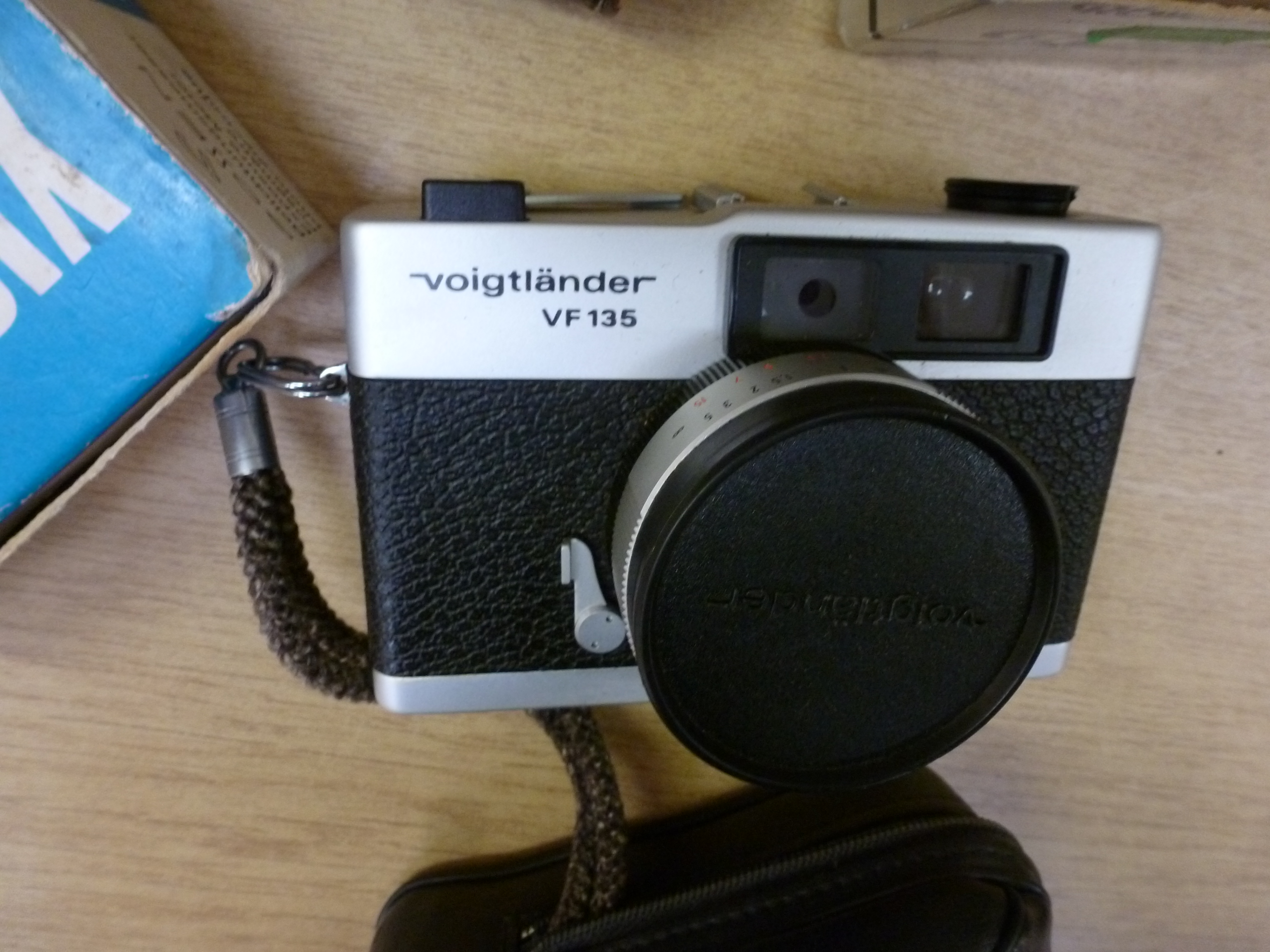 A Minolta A5 camera case with Rokkor-TD1 to 28 lens together with a Voigtlander VF135 camera and - Image 5 of 6