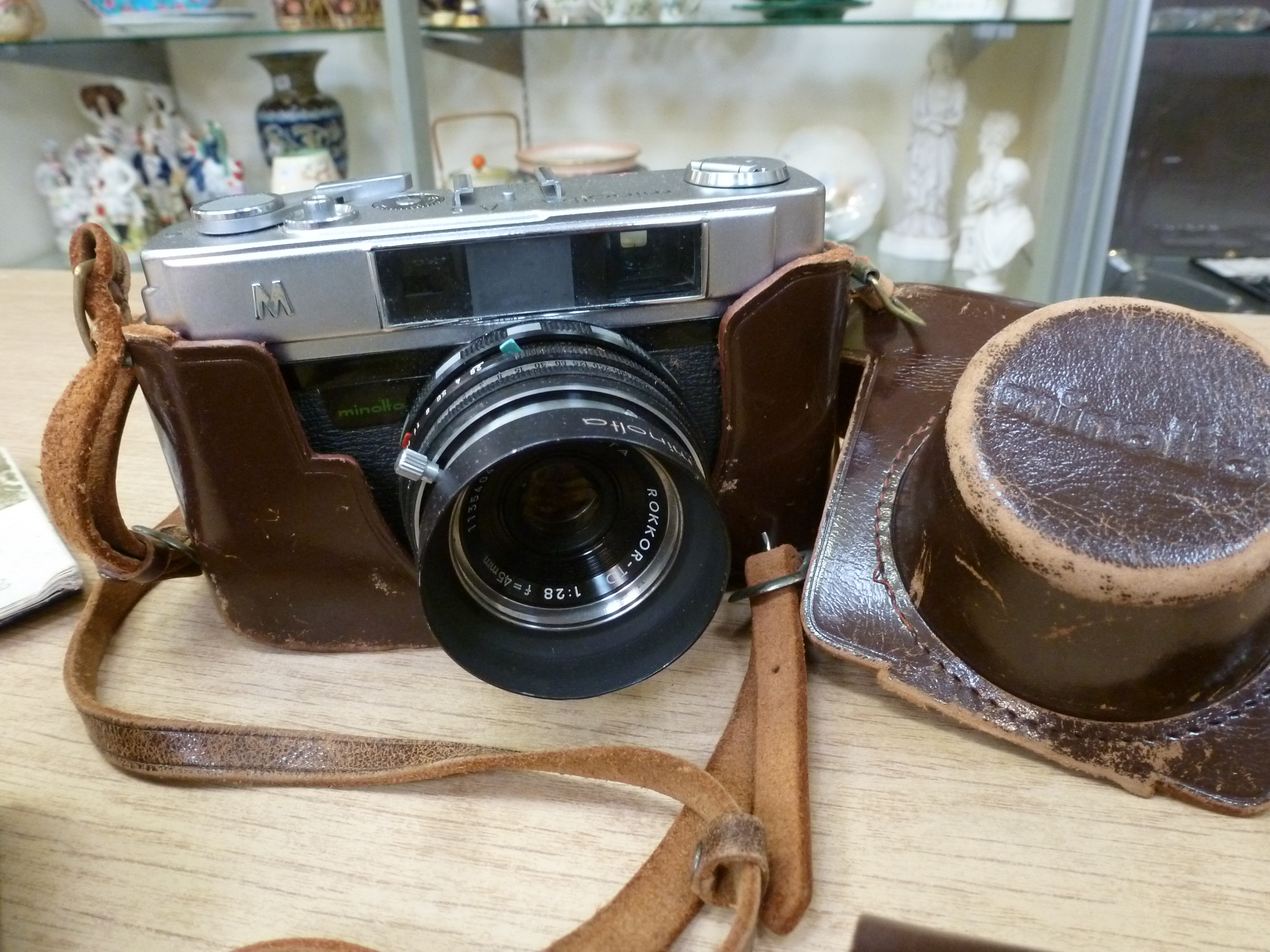 A Minolta A5 camera case with Rokkor-TD1 to 28 lens together with a Voigtlander VF135 camera and - Image 4 of 6
