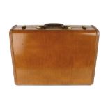 A vintage Samsonite suitcase in tan leather, W.55cm D.40cm H.20cm (H.17cm at front) CONDITION