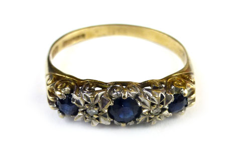 A 9ct yellow gold ring set three graduated sapphires interspersed with two small diamonds within a - Image 3 of 4