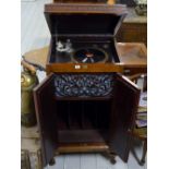 MAHOGANY CASED FLIP TOP GRAMOPHONE WITH FRET WORK DESIGN, WINDER & QUANTITY RECORDS (IN WORKING