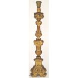 Candelliere in tiglio intagliato e dorato a foglia oro h cm 62 Lombardia XVIII/XIX sec Candlestick