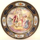 Sevres grande piatto con scene romantiche, profilo in bronzo e decori floreali ed oro. Diametro cm