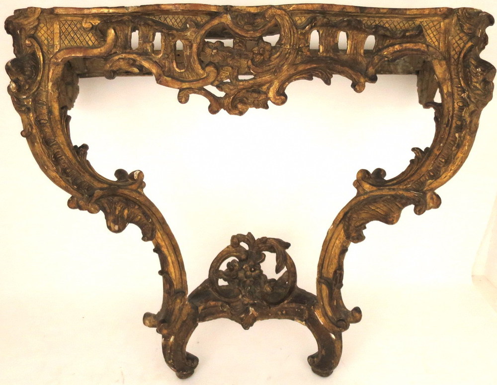 Console realizzata in legno intagliato e dorato a foglia con piano sagomato in marmo, Veneto XVIII/