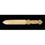 Tagliacarte in avorio scolpito con decoro floreale, Dieppe 1880 ca. Carved ivory letter opener