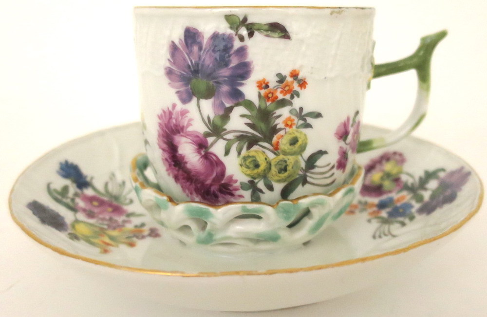 Tazza in porcellana con piattino decoro floreale cm 8 Meissen 1770ca. Porcelain cup and saucer