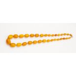 An amber necklace yellow orange graduated beads, simple clasp Length: 60cm, 58g