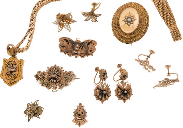A Victorian demi-parurecomprising a brooch and pair of earrings, the brooch modelled as a winged