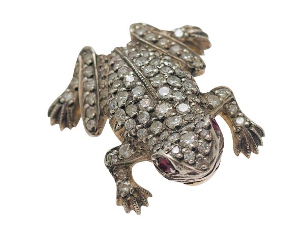 A diamond set frog broochapparently unmarked, the white metal body well modelled and pave set - Image 2 of 2