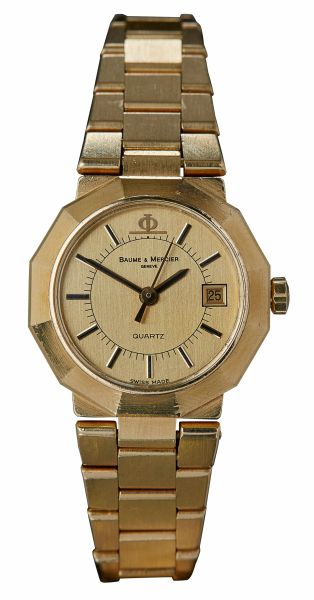 BAUME & MERCIER - A ladies 18ct gold wrist watchthe circular champagne dial with baton numerals,