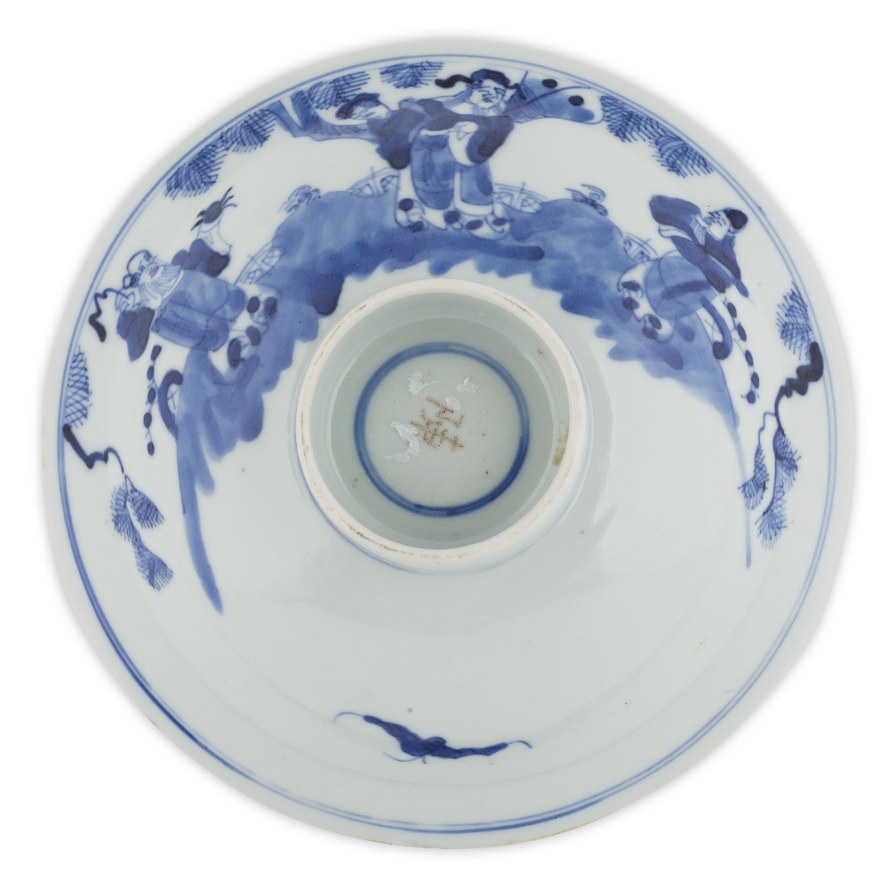 GROUP OF BLUE AND WHITE FOOTED BOWLS19TH/20TH CENTURYdecorated to the interior with a medallion - Image 18 of 24