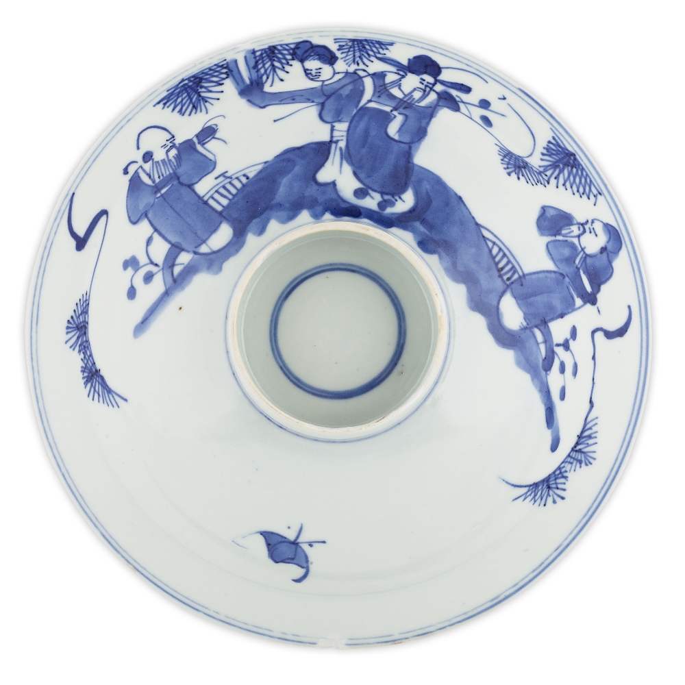GROUP OF BLUE AND WHITE FOOTED BOWLS19TH/20TH CENTURYdecorated to the interior with a medallion - Image 6 of 24