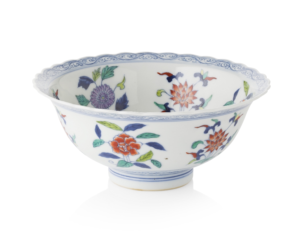 DOUCAI SCALLOP-RIMMED BOWLGUANGXU MARKthe interior and exterior painted in underglaze blue and