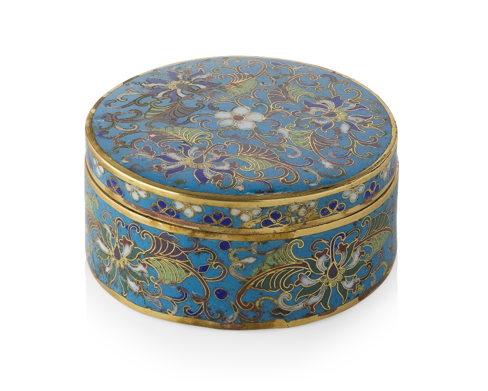 CLOISONNÉ ENAMEL 'LOTUS' CIRCULAR BOX AND COVERQING DYNASTY, 18TH/19TH CENTURYthe box enamelled in