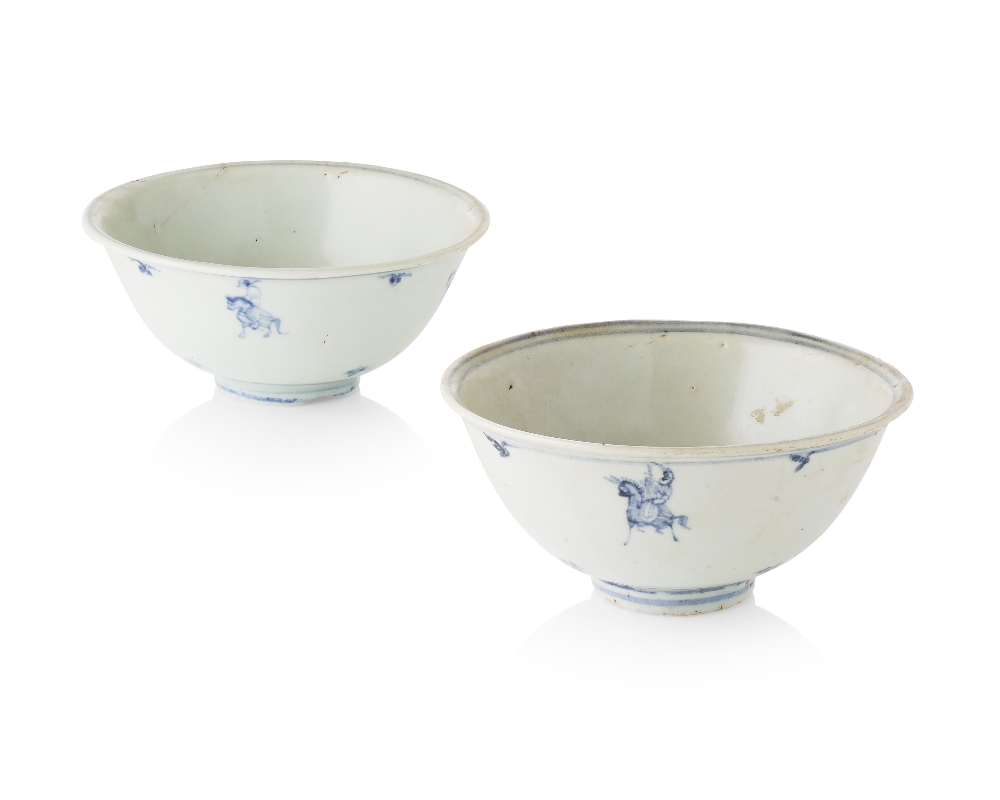PAIR OF BLUE AND WHITE BOWLSMING DYNASTYeach painted on the exterior with four men on horseback, the