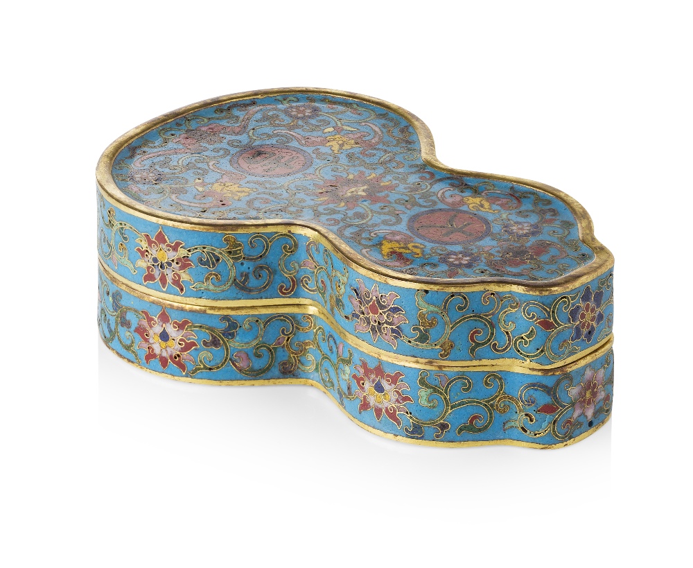 CLOISONNÉ ENAMEL DOUBLE-GOURD-SHAPED BOX AND COVERQING DYNASTY, 18TH CENTURYthe top decorated with a