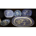 An assortment of late 19th century, early 20th century willow pattern plates and meat platter (5)