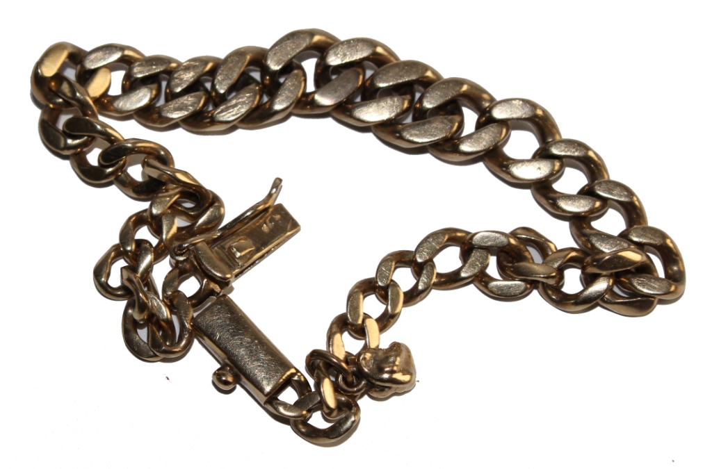 A curb link bracelet in 9 carat gold 25.3 grams