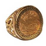 A 9 carat gold sovereign ring 9.3g