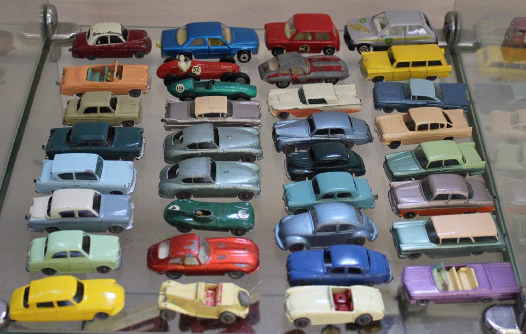 Thirty-four Matchbox 1-75 Series cars including Ford Zodiac and Vauxhall Cresta (34)