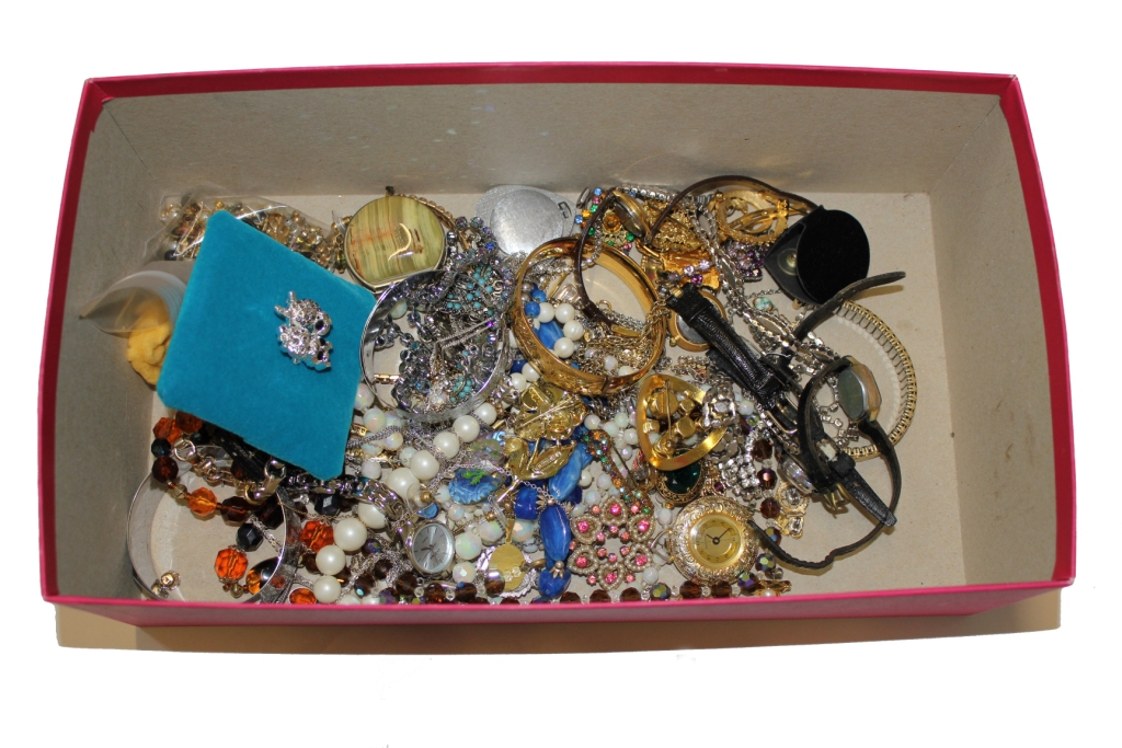 A mixed lot of costume jewellery