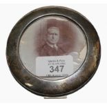 A round silver photo frame, 4" diameter, London 1920