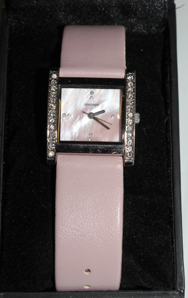 A ladies Sekonda fashion watch in original box