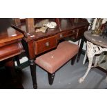 AN EDWARDIAN MAHOGANY SATINWOOD CROSS BANDED DRESSING TABLE with galleried top, three drawers and