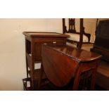 AN EDWARDIAN MAHOGANY AND SATINWOOD INLAID SUTHERLAND TABLE with a shaped top, turned spindle