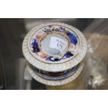 A 19TH CENTURY PORCELAIN INKWELL/PEN STAND of cylindrical form decorated in Imari colours with