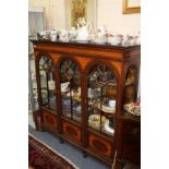 A LATE 19TH / EARLY 20TH CENTURY MAHOGANY AND SATINWOOD INLAID THREE DOOR DISPLAY CABINET the dentil