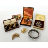 A QUANTITY OF VICTORIAN AND LATER COSTUME JEWELLERY to include a pair of gilt mesh ear clips in