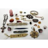 A SMALL QUANTITY OF VARIOUS JEWELLERY, a middle eastern medal, a Scottish silver hardstone set